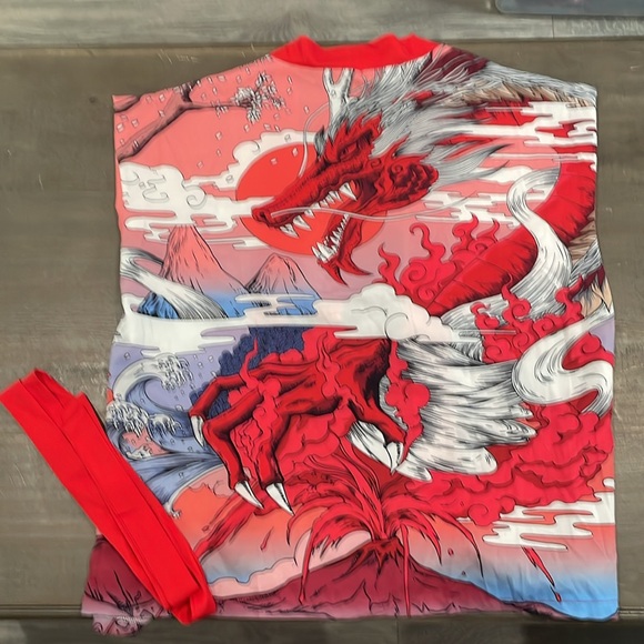 Woman’s Short Kimono robe with red dragon. Size small made out of 100% polyester - Picture 2 of 2